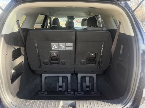 Used 2023 Kia Carnival LX image 11