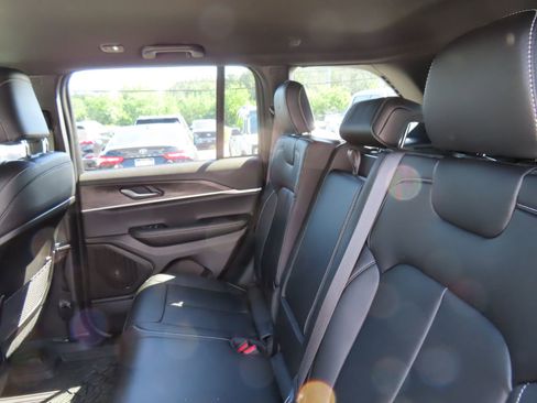 Used 2025 Jeep Grand Cherokee Limited w/ Trailer Tow Package AWD/4WD image 32