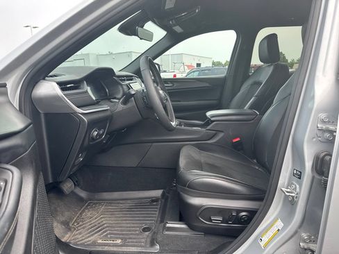 Used 2025 Jeep Grand Cherokee Altitude AWD/4WD image 9