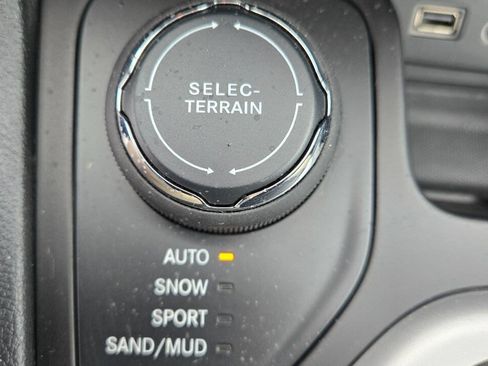 Used 2015 Jeep Cherokee Latitude w/ Cold Weather Group AWD/4WD image 23