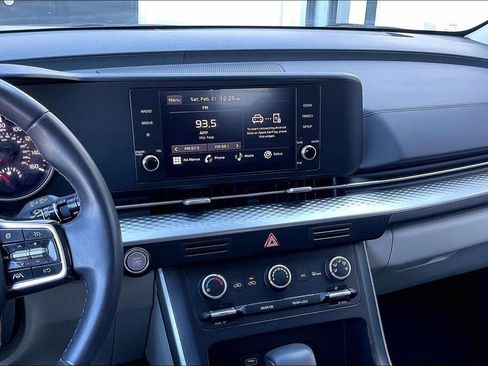 Certified 2024 Kia Carnival LX image 6