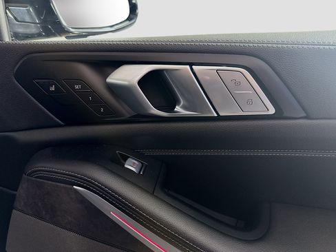 Used 2022 BMW X7 M50i w/ Dynamic Handling Package image 31