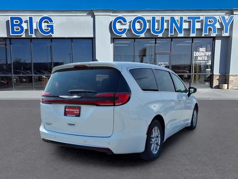 Used 2024 Chrysler Pacifica Touring-L FWD image 6