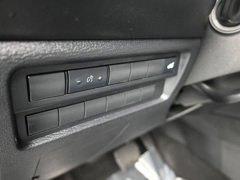 Used 2025 Mitsubishi Outlander SE image 16