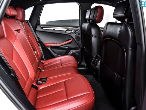 Used 2025 Porsche Macan AWD/4WD image 23