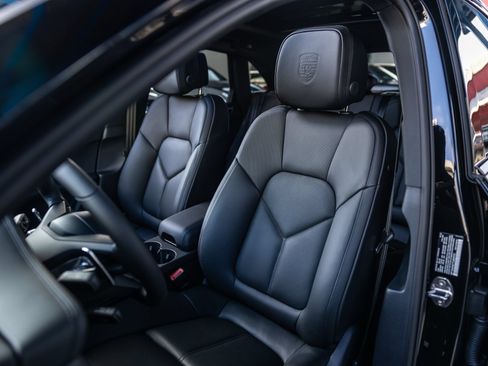 Certified 2026 Porsche Macan AWD/4WD image 5
