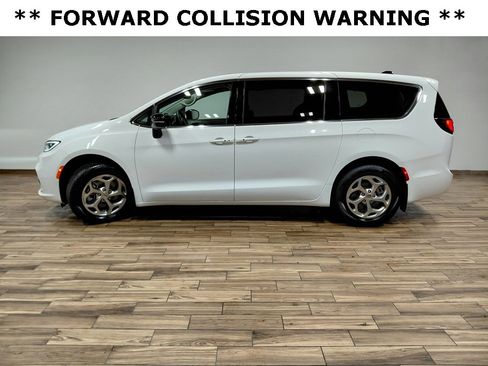 Certified 2024 Chrysler Pacifica Limited image 14