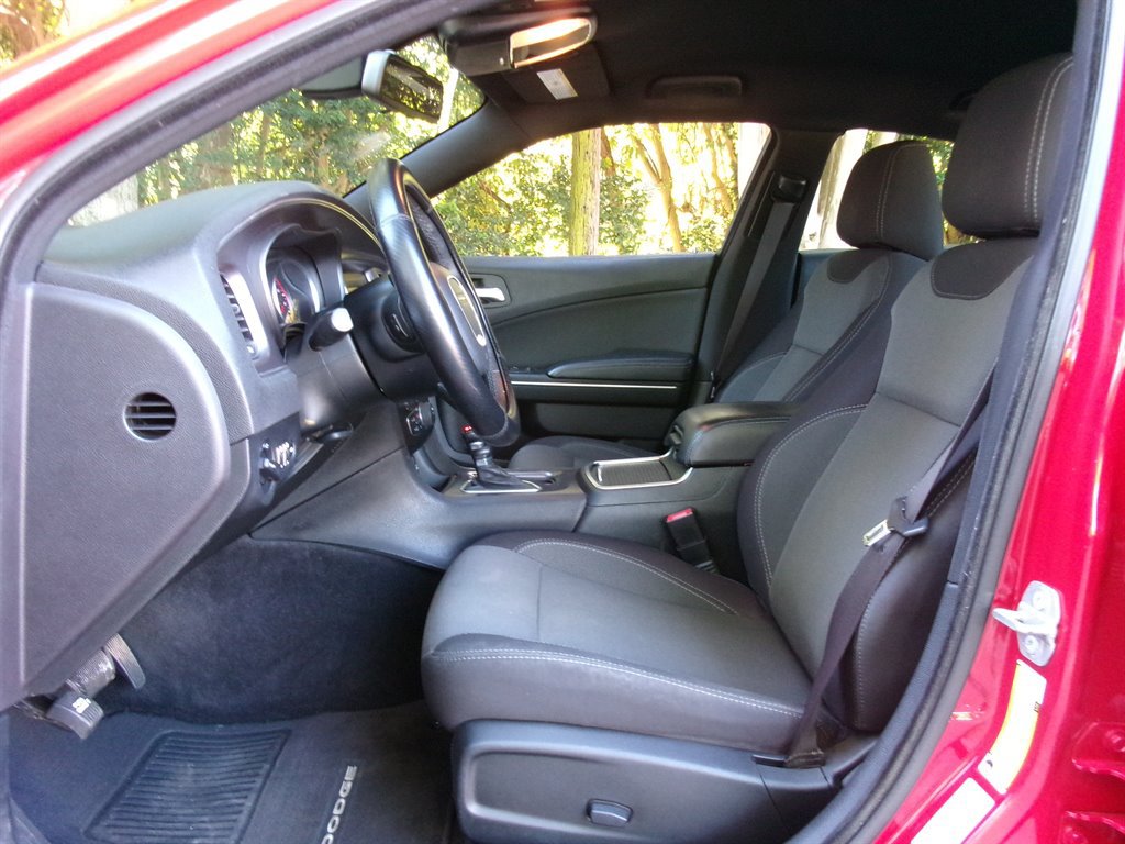 Used 2016 Dodge Charger SE RWD image 10