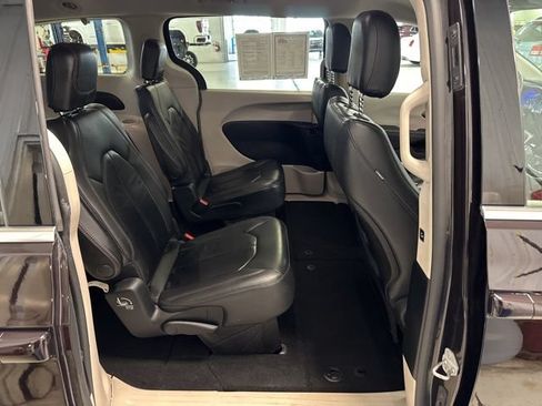 Used 2017 Chrysler Pacifica Touring-L FWD image 16