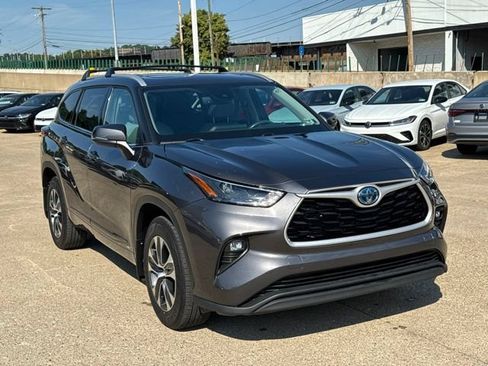 Used 2022 Toyota Highlander XLE AWD/4WD image 9