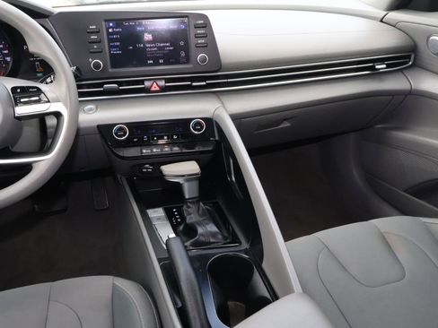 Used 2021 Hyundai Elantra SEL image 11