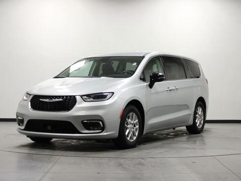 Used 2024 Chrysler Pacifica Touring-L image 8