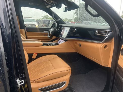 Used 2025 Jeep Grand Wagoneer Series III w/ Rear Seat Video Group 1 AWD/4WD image 15