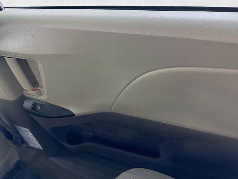 Used 2019 Toyota Sienna L image 26