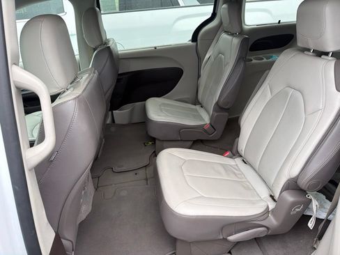 Used 2019 Chrysler Pacifica Touring-L w/ Advanced Safetytec Group FWD image 7