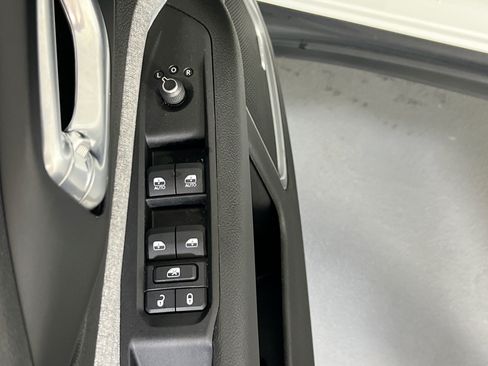 Used 2023 Jeep Compass Latitude w/ Sun and Sound Group AWD/4WD image 17