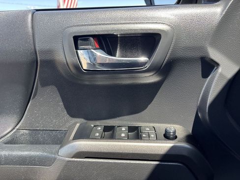 Used 2022 Toyota Tacoma TRD Off-Road AWD/4WD image 18