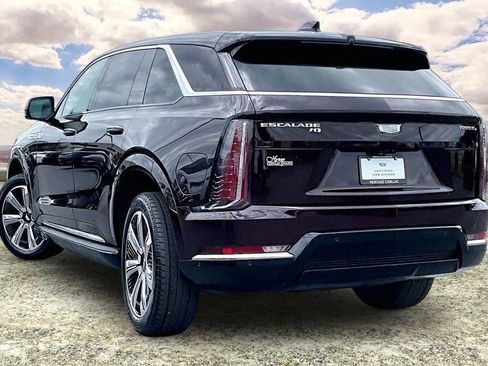Certified 2025 Cadillac Escalade IQ Luxury 2 w/ LPO, Premium Carpet Package AWD/4WD image 4