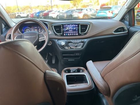 Used 2018 Chrysler Pacifica Limited w/ Tire & Wheel Group FWD image 17