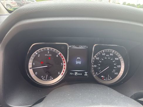 Used 2017 Nissan Titan SV image 16