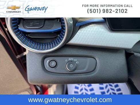 Used 2025 Chevrolet Trax LT w/ LT Convenience Package image 24