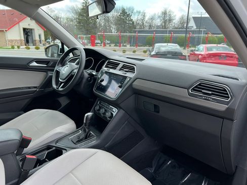 Used 2020 Volkswagen Tiguan SE image 23