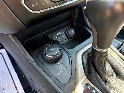 Used 2017 Jeep Cherokee Limited AWD/4WD image 24