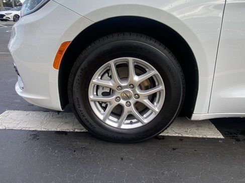 Used 2023 Chrysler Pacifica Touring-L image 10