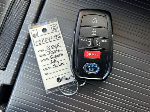 Certified 2025 Toyota Sienna LE FWD image 36