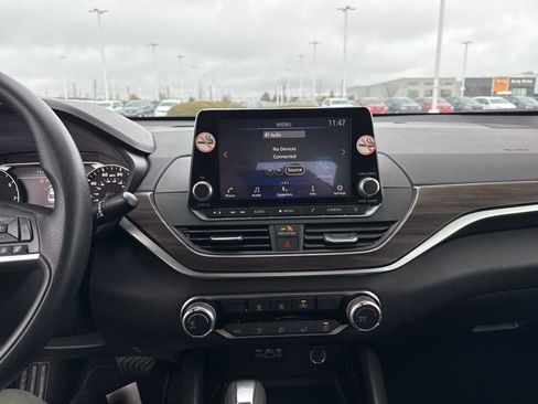 Used 2024 Nissan Altima 2.5 SV image 14