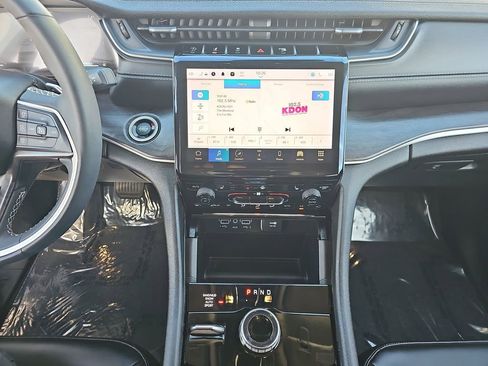 Used 2023 Jeep Grand Cherokee Limited image 20