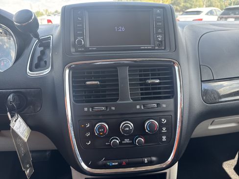 Used 2018 Dodge Grand Caravan SE w/ Rear Park Assist Package FWD image 12