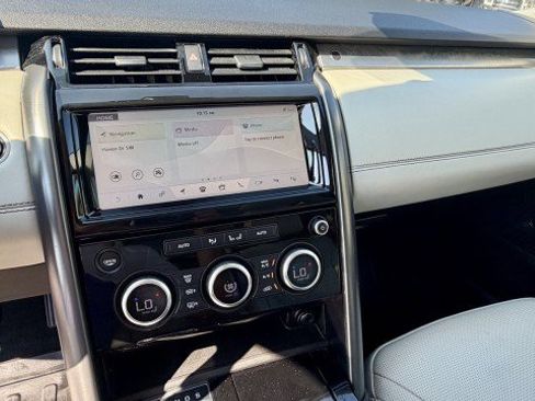 Used 2017 Land Rover Discovery First Edition AWD/4WD image 17