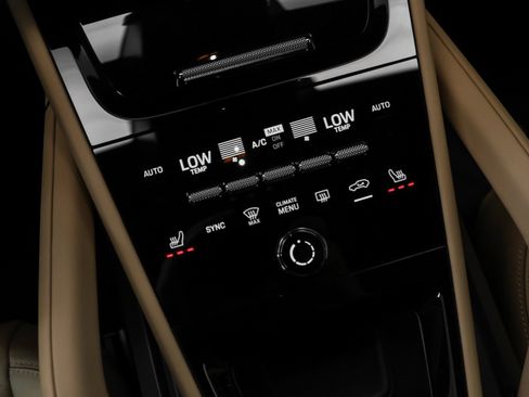 Used 2025 Porsche Cayenne image 34