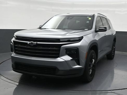 Used 2025 Chevrolet Traverse LT w/ Midnight/Sport Edition FWD image 9