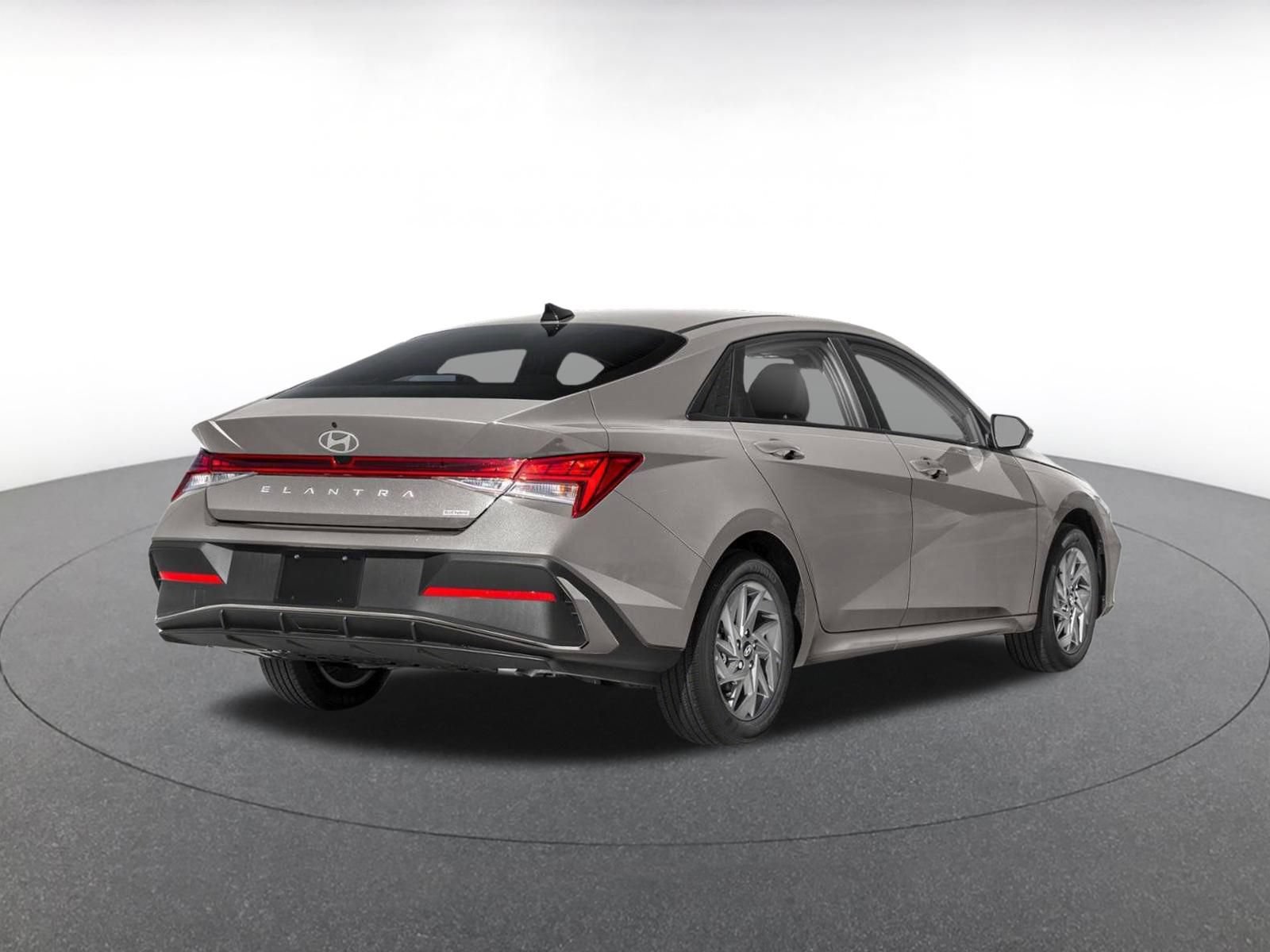 Used 2026 Hyundai Elantra Hybrid FWD image 2