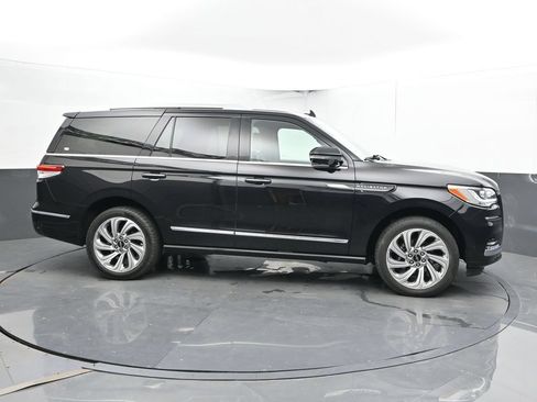 Used 2024 Lincoln Navigator Premiere AWD/4WD image 4