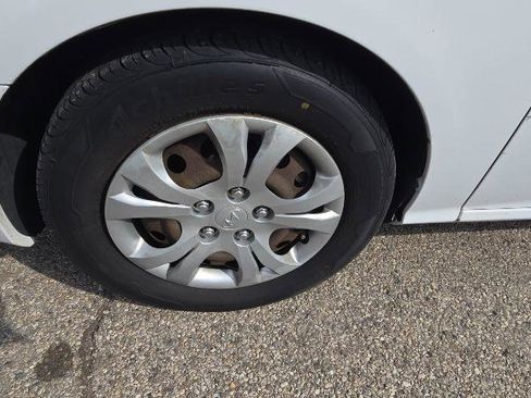 Used 2010 Hyundai Elantra GLS image 12