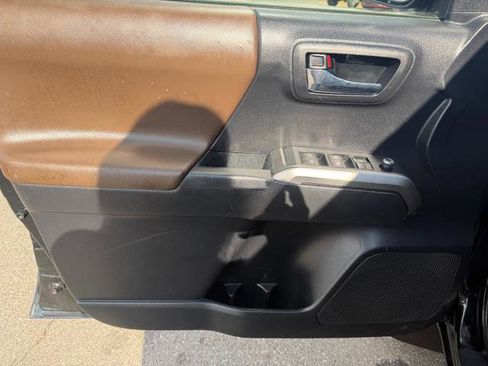 Used 2016 Toyota Tacoma Limited image 10