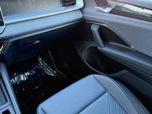 New 2025 Volkswagen Tiguan SE image 9