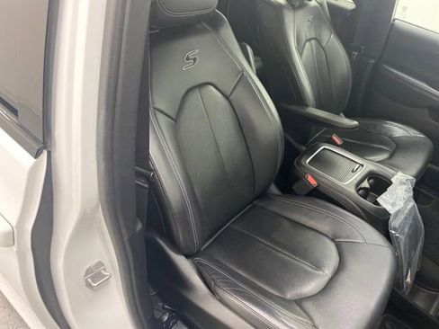 Used 2019 Chrysler Pacifica Touring-L Plus w/ S Appearance Package image 32