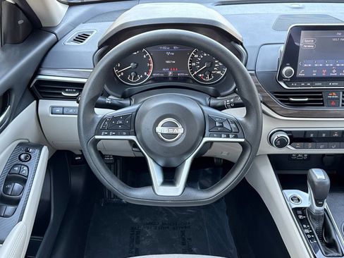 Used 2025 Nissan Altima 2.5 SV FWD image 13