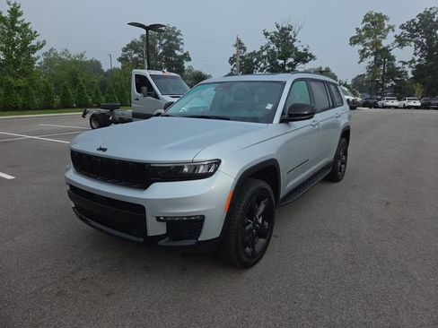 Used 2023 Jeep Grand Cherokee L Limited w/ Luxury Tech Group II AWD/4WD image 7