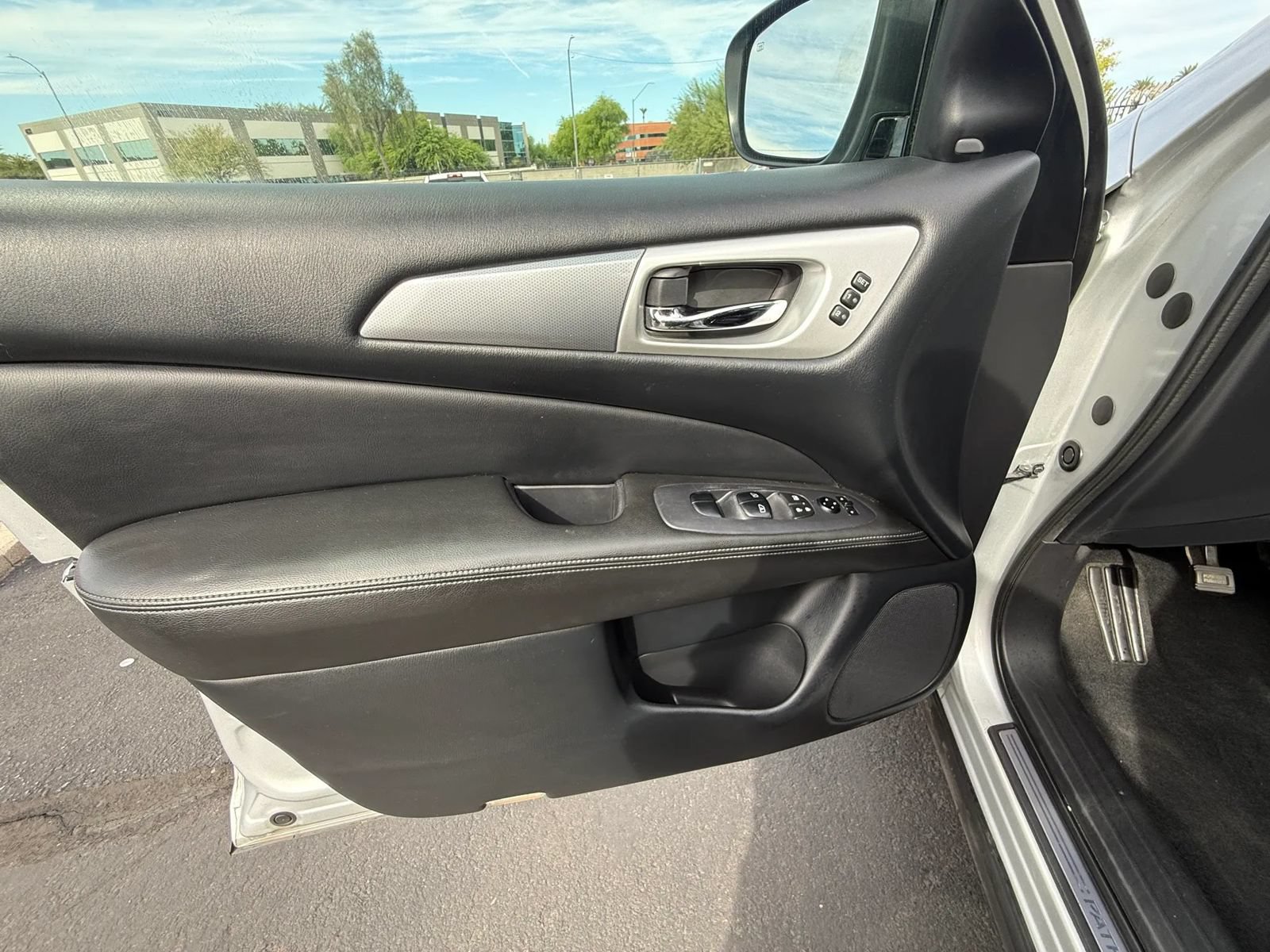 Used 2019 Nissan Pathfinder SL AWD/4WD image 9