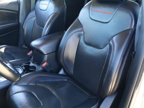 Used 2017 Jeep Cherokee Trailhawk AWD/4WD image 14