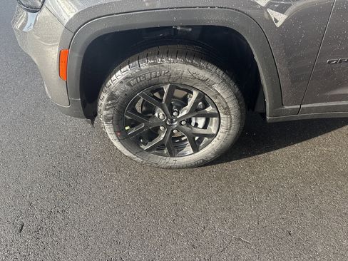 New 2025 Jeep Grand Cherokee Altitude image 11