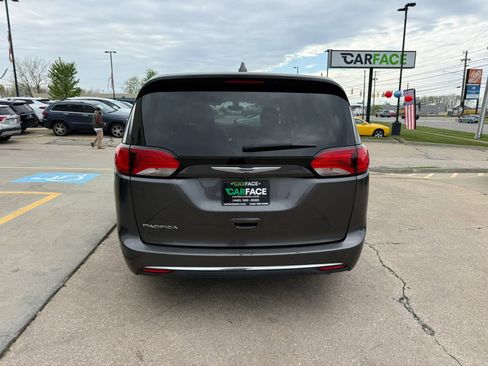 Used 2019 Chrysler Pacifica Touring Plus w/ Tire & Wheel Group FWD image 11