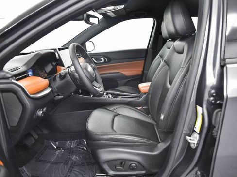 Used 2024 Jeep Compass Limited image 11