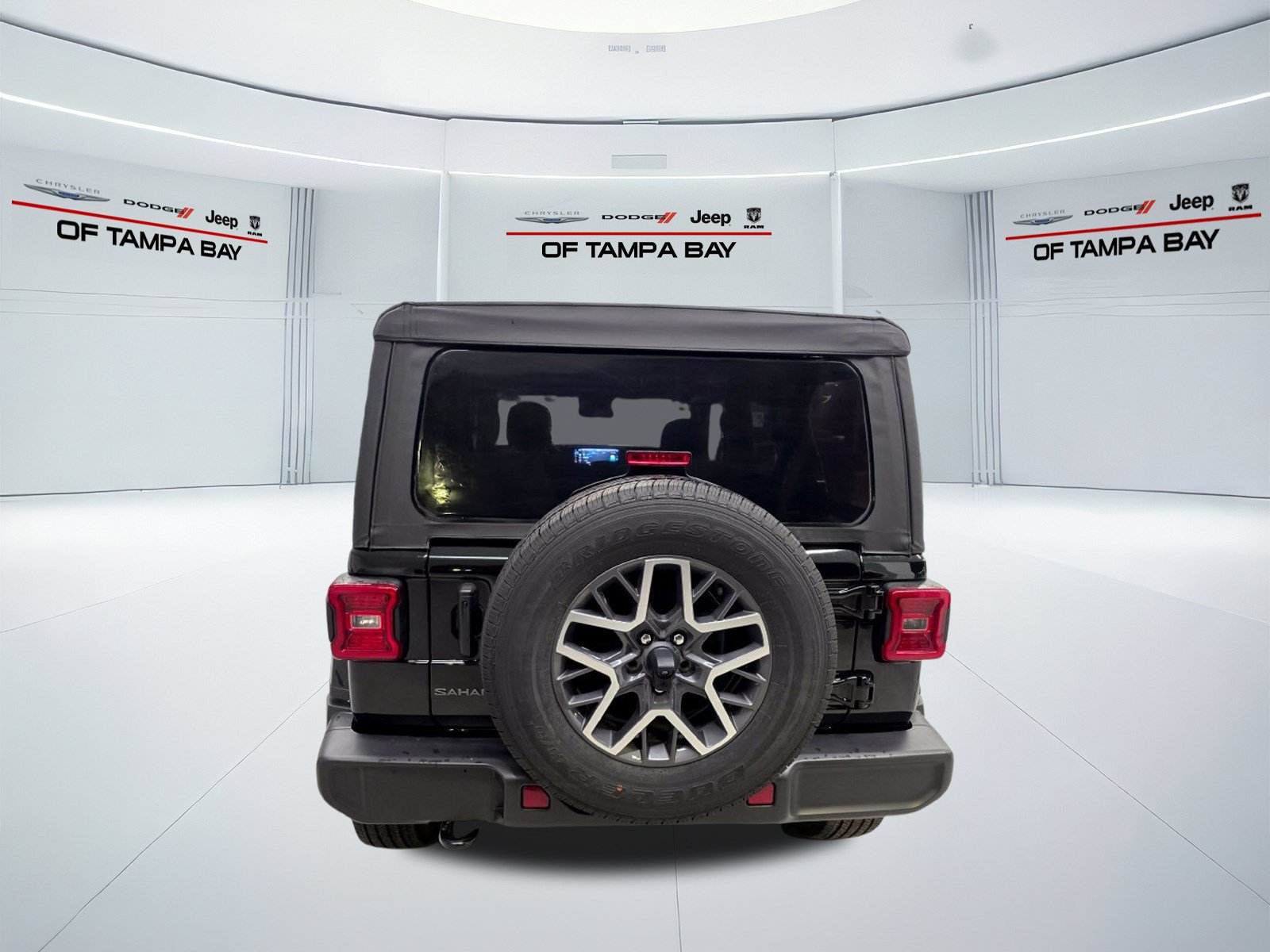 Used 2025 Jeep Wrangler Unlimited Sahara AWD/4WD image 5