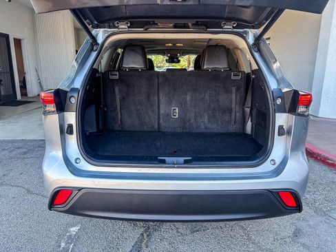 Used 2024 Toyota Highlander XLE FWD image 13